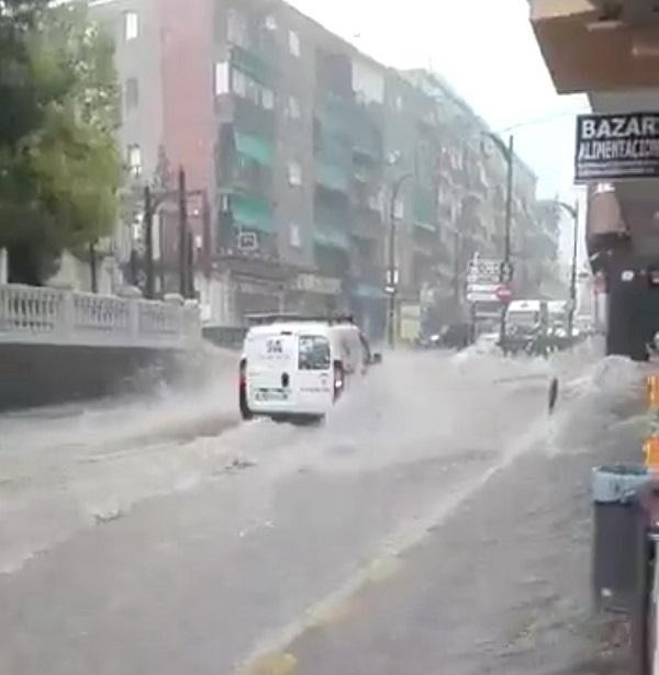 Imagen de la Avenida de Andalucía en plena tormenta. Imagen de la Avenida de Andalucía en plena tormenta.