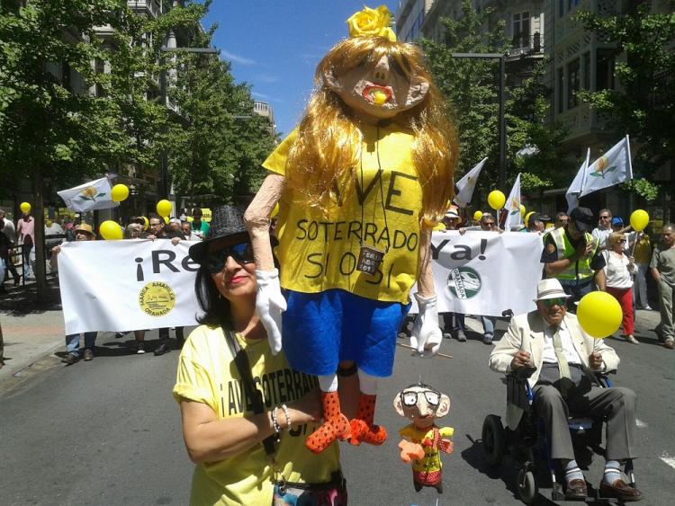 Ambiente festivo y reivindicativo en la manifestación por la reconexión ferroviaria de hoy.