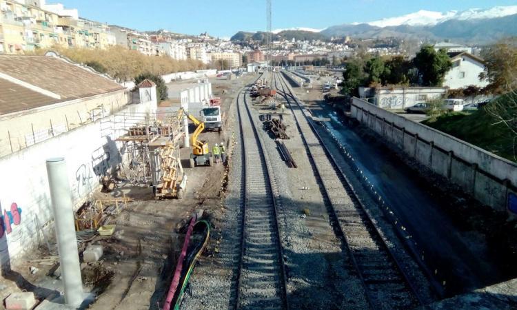 Vías del tren a la entrada a Granada. Vías del tren a la entrada a Granada.