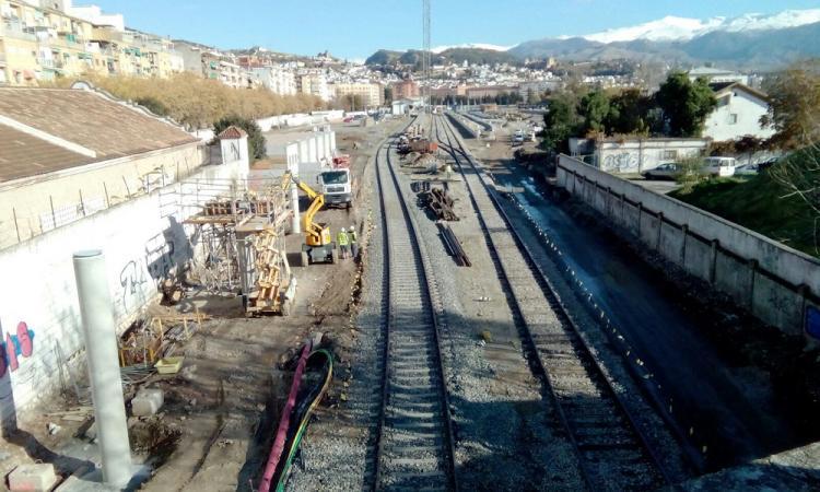 Vías del tren a la entrada a Granada.