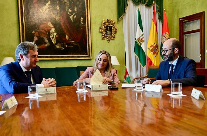 Marifrán Carazo firma el acuerdo con directivos de Endesa. 