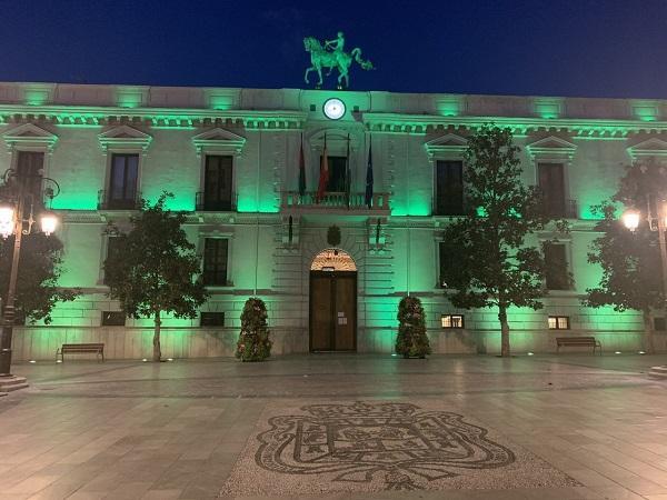 Fachada del Consistorio iluminada de verde.