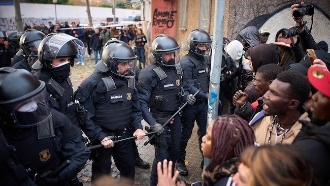 Imagen del desalojo masivo de migrantes en el antiguo instituto B9 de Badalona (Barcelona).
