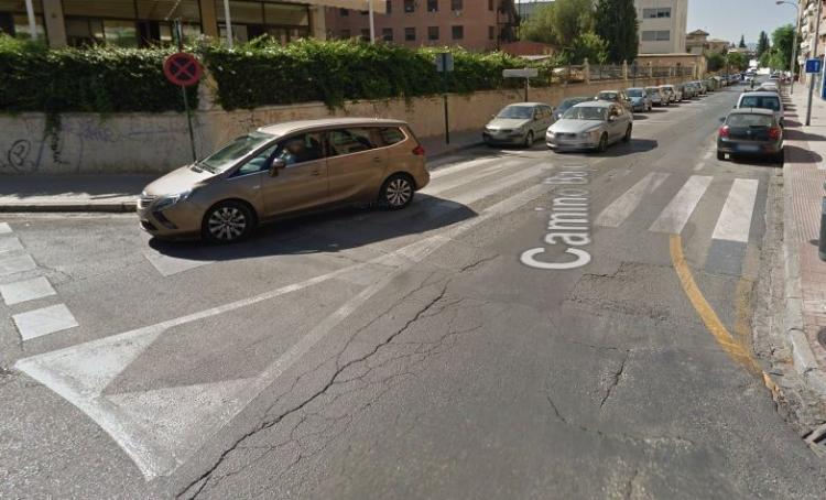 Grietas al inicio del Camino Bajo de Huétor, calle que se reasfaltará parcialmente. 