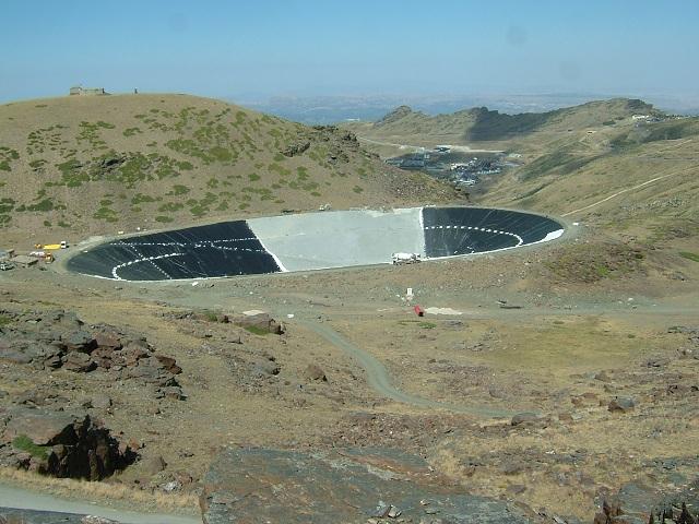 Según afirma Ecologistas, el plan prevé construir otra balsa como la de la imagen, una de las dos actuales en servicio. 