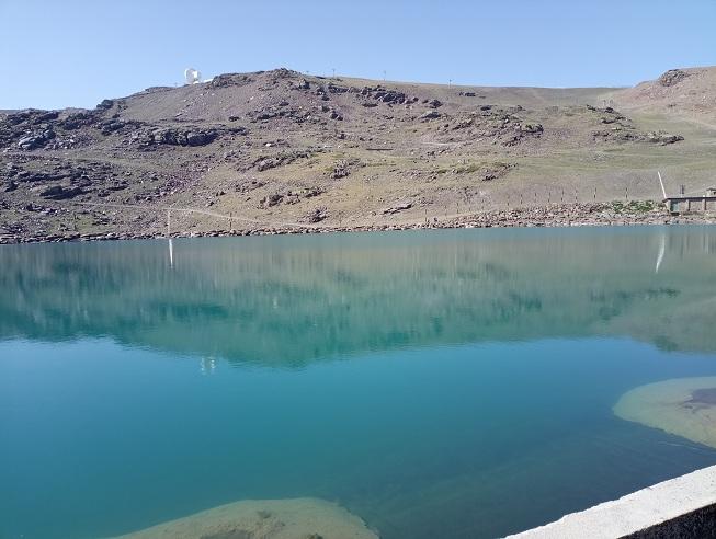 Balsa La Zahareña, junto a Borreguiles, de donde saldría el agua para innivar el área del nuevo telesquí, según Ecologistas en Acción.