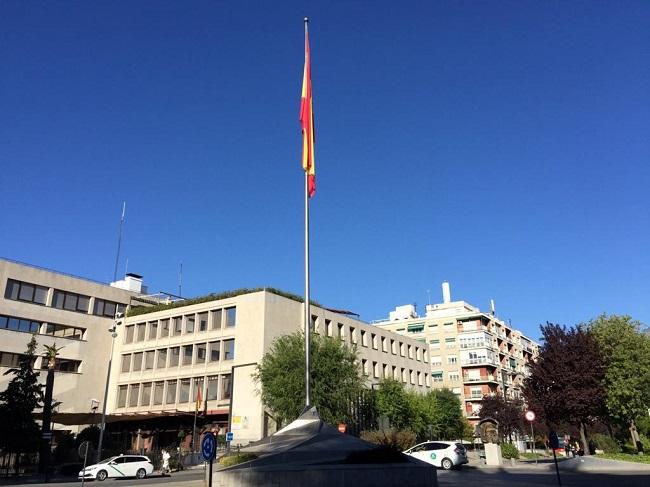 Bandera española que ondea en la Avenida de la Constitución, junto al Triunfo.