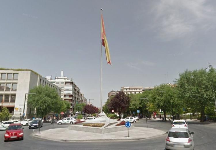 Bandera de España en la rotonda del Triunfo.