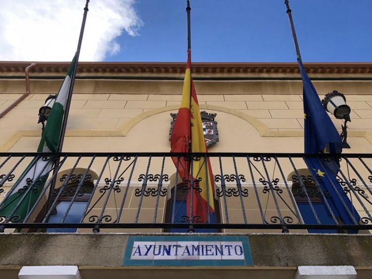 Banderas a media asta por las víctimas del coronavirus en el Ayuntamiento de Puebla de Don Fadrique.