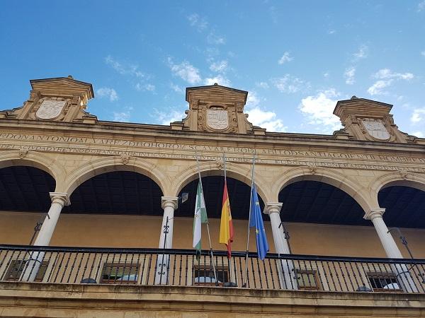 Banderas a media asta en el Ayuntamiento de Guadix.