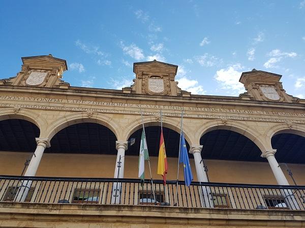 Banderas a media asta en el Ayuntamiento de Guadix. Banderas a media asta en el Ayuntamiento de Guadix.