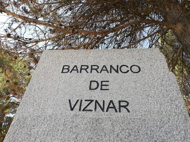 Monolito que señaliza el Barranco de Víznar. 