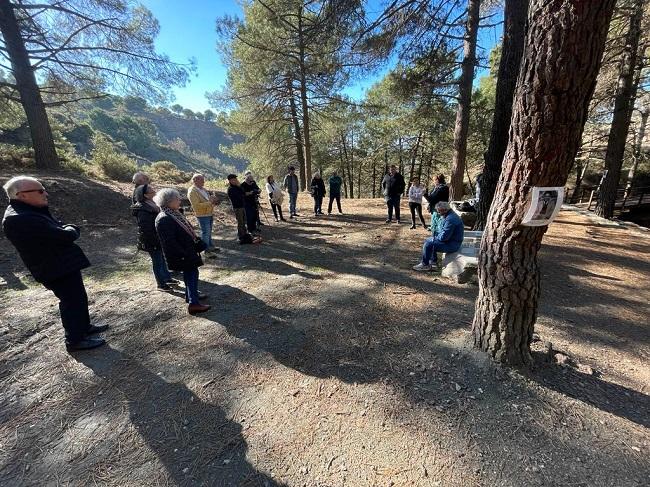 Familiares durante el acto celebrado este domingo en el Barranco de Víznar.