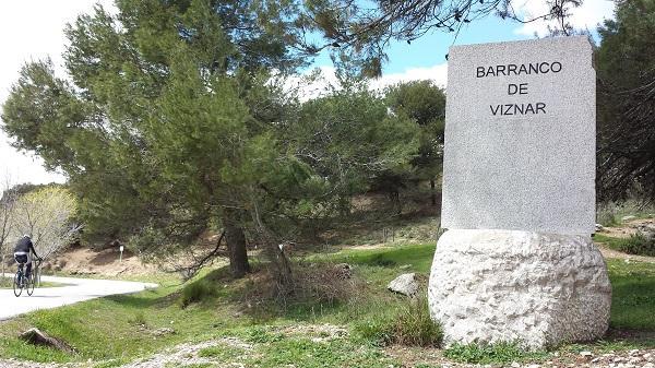Monolito que señala el Barranco de Víznar, Lugar de Memoria Histórica de Andalucía.