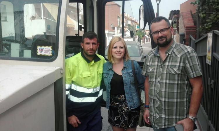 Los concejales Mati Ramiro y Alejandro Martín, junto a un operario de limpieza en uno de los coches con GPS.