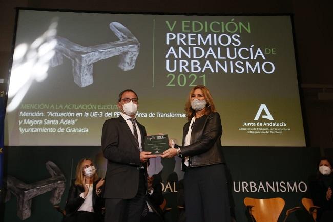 Miguel Ángel Fernández Madrid recoge el premio de manos de Alicia Martínez.