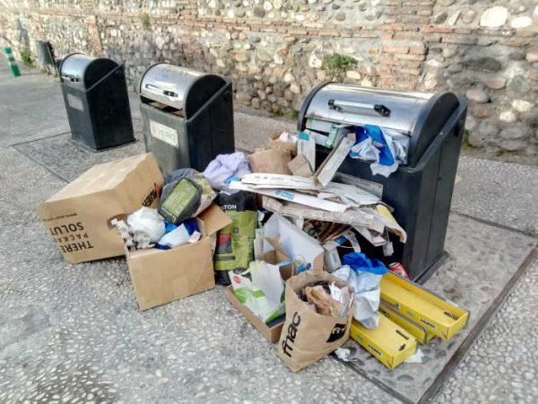 Basura fuera de los contenedores.