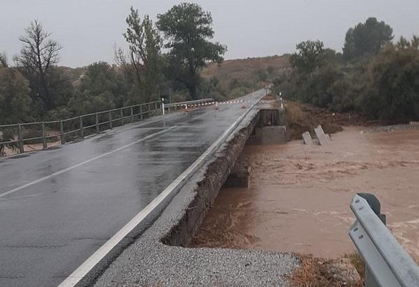 Carretera en A4200 entre Baza y Benamaurel, cortada por los daños provocados por las lluvias.