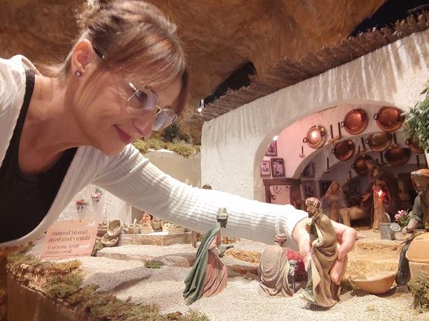 Mayca Gómez coloca las últimas piezas del belén.