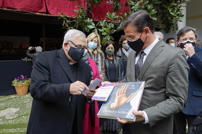 El alcalde, con el arzobispo de Granada, este martes.