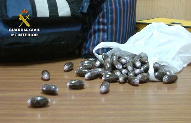 Bellotas de hachís que llevaba el detenido en su estómago.