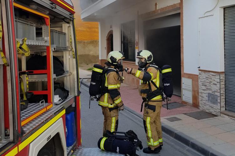 Los Bomberos a la entrada del inmueble afectado.