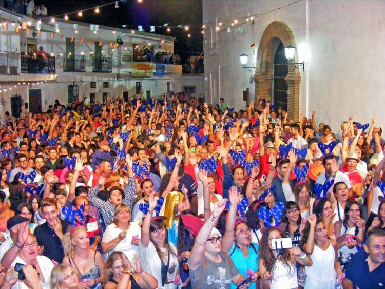 Imagen de archivo de la celebración de la Nochevieja en agosto. Imagen de archivo de la celebración de la Nochevieja en agosto.