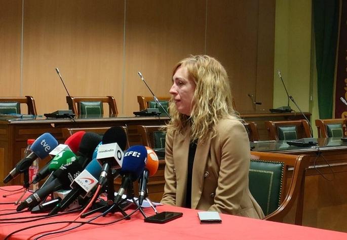 Berta Linares, entre lágrimas, durante la rueda de prensa que ha ofrecido este miércoles.