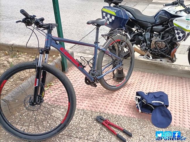Bicicleta recuperada y la cizalla que llevaban los ladrones.