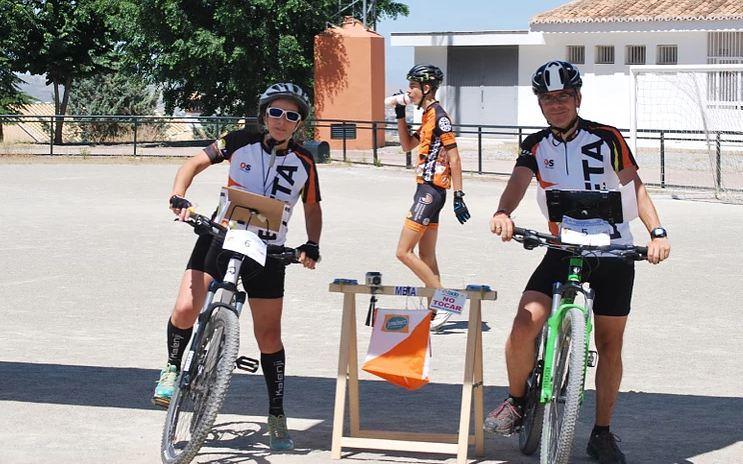 Los ciclistas llevan mapa y brújula y deben pasar puntos de control hasta la llegada a meta.