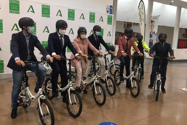 Responsables de Junta y Ayuntamiento, con las bicis de préstamo en la estación de autobuses.