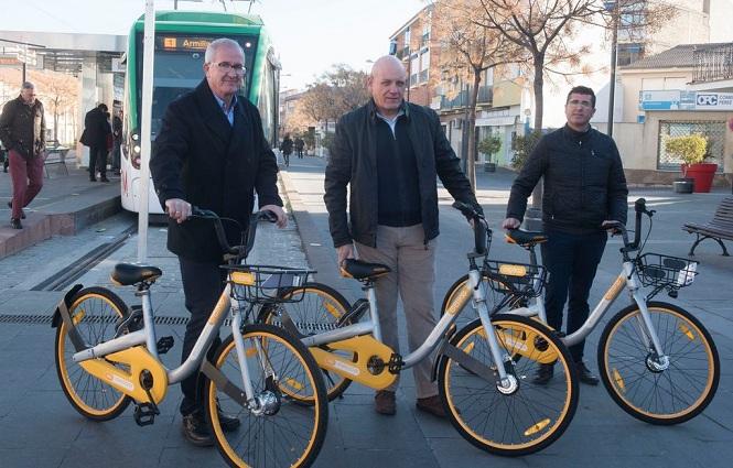 Alcalde y concejales muestran bicis de alquiler.