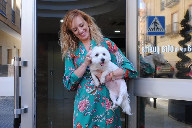 La alcaldesa, Berta Linares, con un perro a las puertas del Ayuntamiento.