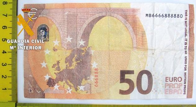 El billete tiene una leyenda en el lateral derecho que avisa de que no es de curso legal El billete tiene una leyenda en el lateral derecho que avisa de que no es de curso legal.