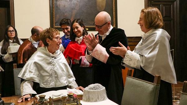 Rosa María Blasco, felicitada por Pedro Mercado e Inmaculada García.