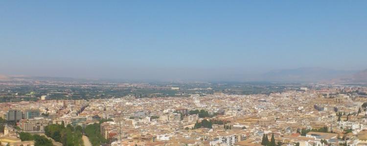 Boina de contaminación sobre Granada y la Vega, este domingo.
