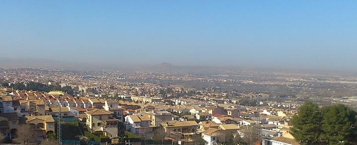 Nube de polución sobre el extrarradio de Granada, hace unos días. 