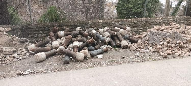 Bolardos apilados en un arcén del Camino del Avellano.