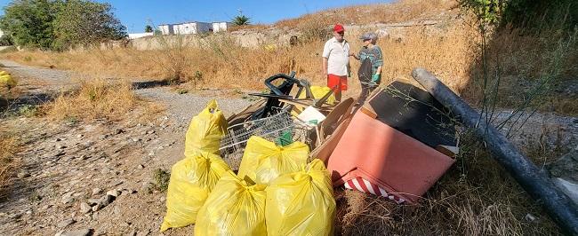 Bolsas de residuos recogidos en el cauce del río Verde.