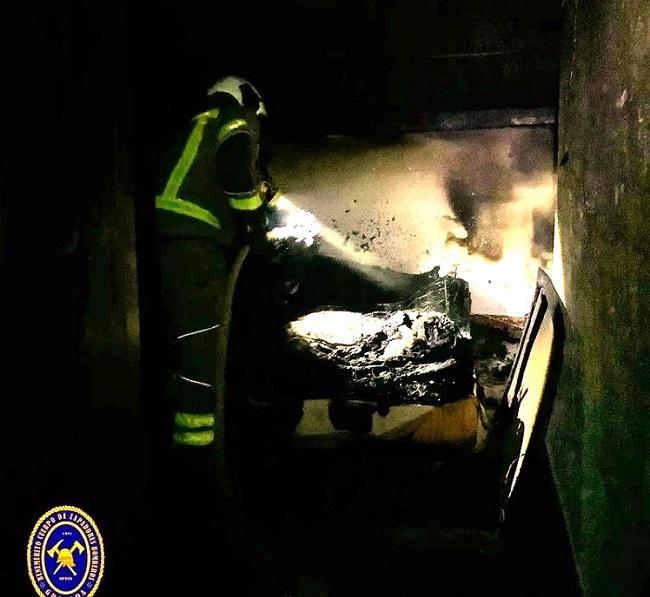 Un bombero durante la intervención.