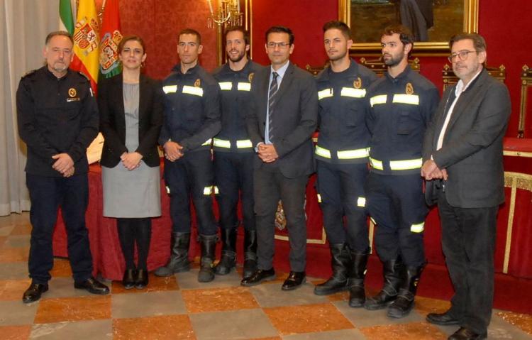 Los cuatro nuevos bomberos, junto a responsables municipales. 