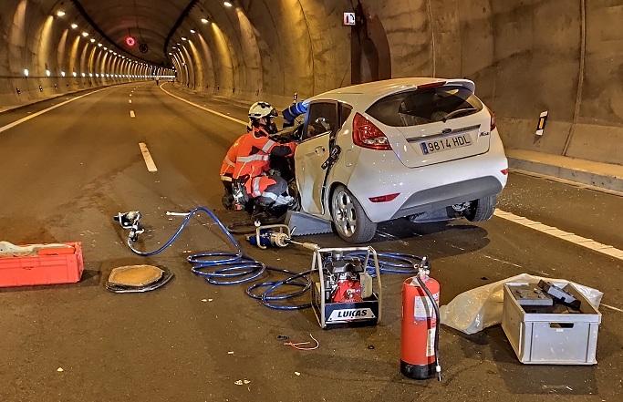 Bomberos, durante la excarcelación de la ocupante del coche. 