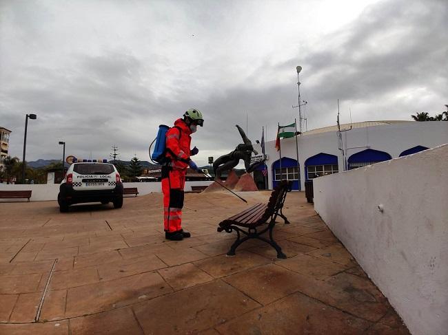 Bomberos de Almuñécar durante las tareas de desinfección. Bomberos de Almuñécar durante las tareas de desinfección.