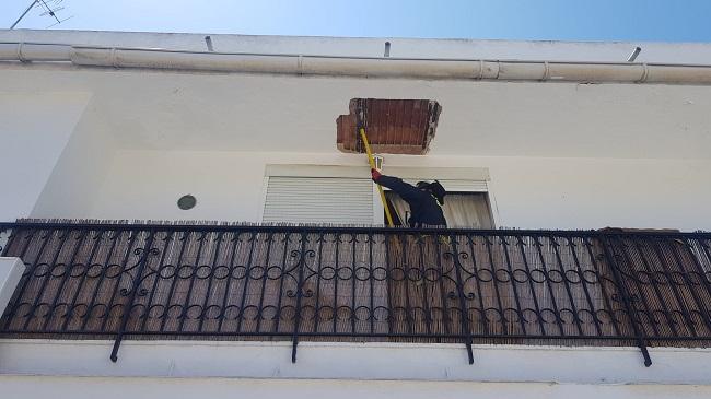 Los Bomberos sanearon el voladizo para evitar más desprendimientos.