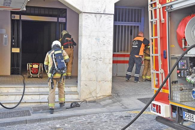 Bomberos actuando en el edificio de la calle Alamillos de Baza.