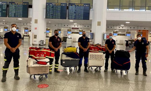 David Cabrera, segundo por la derecha, en el aeropuerto de Málaga, a punto de salir para Beirut.