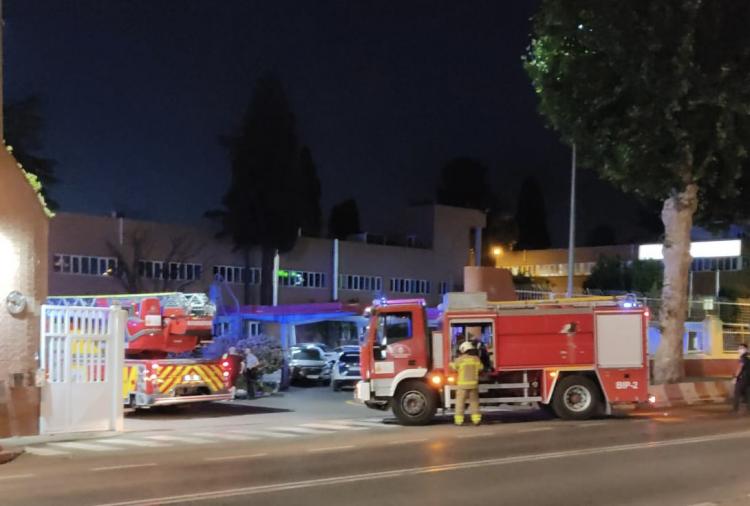 Bomberos llegando a la fábrica de Armilla.