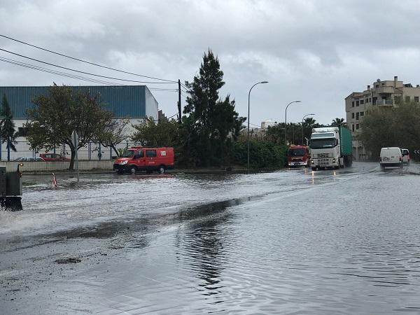 Bomberos en la rotonda de entrada al Polígono de Alborán.