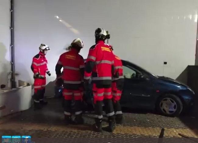 Los bomberos, el miércoles junto al vehículo. 