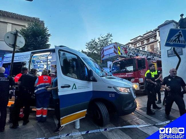 Bomberos, Policía Local y sanitarios atienden a las personas afectadas. 